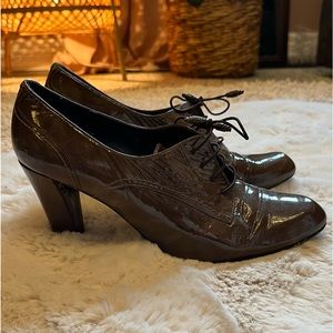 Stuart Weitzman patent leather pump - lace-up upper